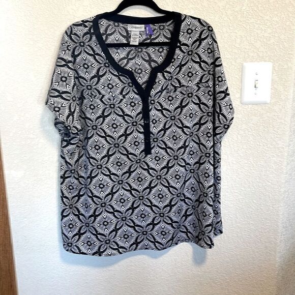 Catherines- Black & White Floral Short Sleeve Button Front Top, Size 1X Petite - Picture 1 of 7